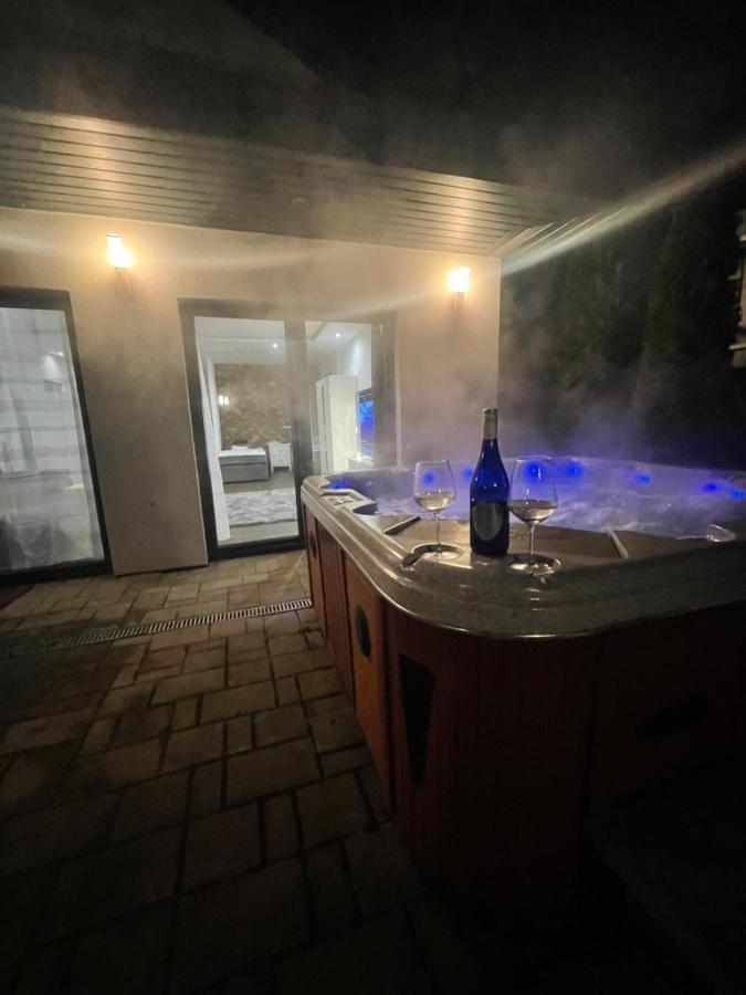 Malibu Apartman & Jacuzzi Miskolc Exterior foto