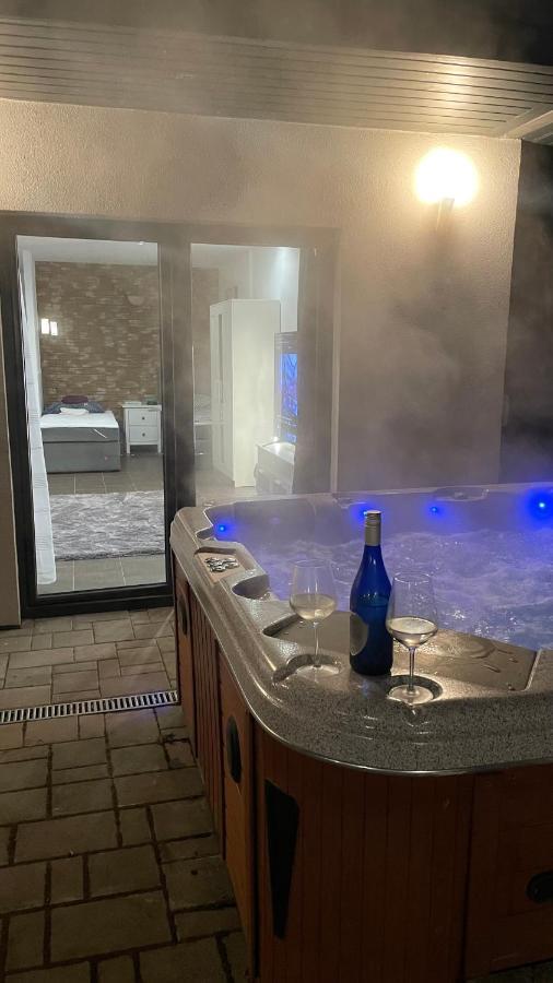 Malibu Apartman & Jacuzzi Miskolc Exterior foto